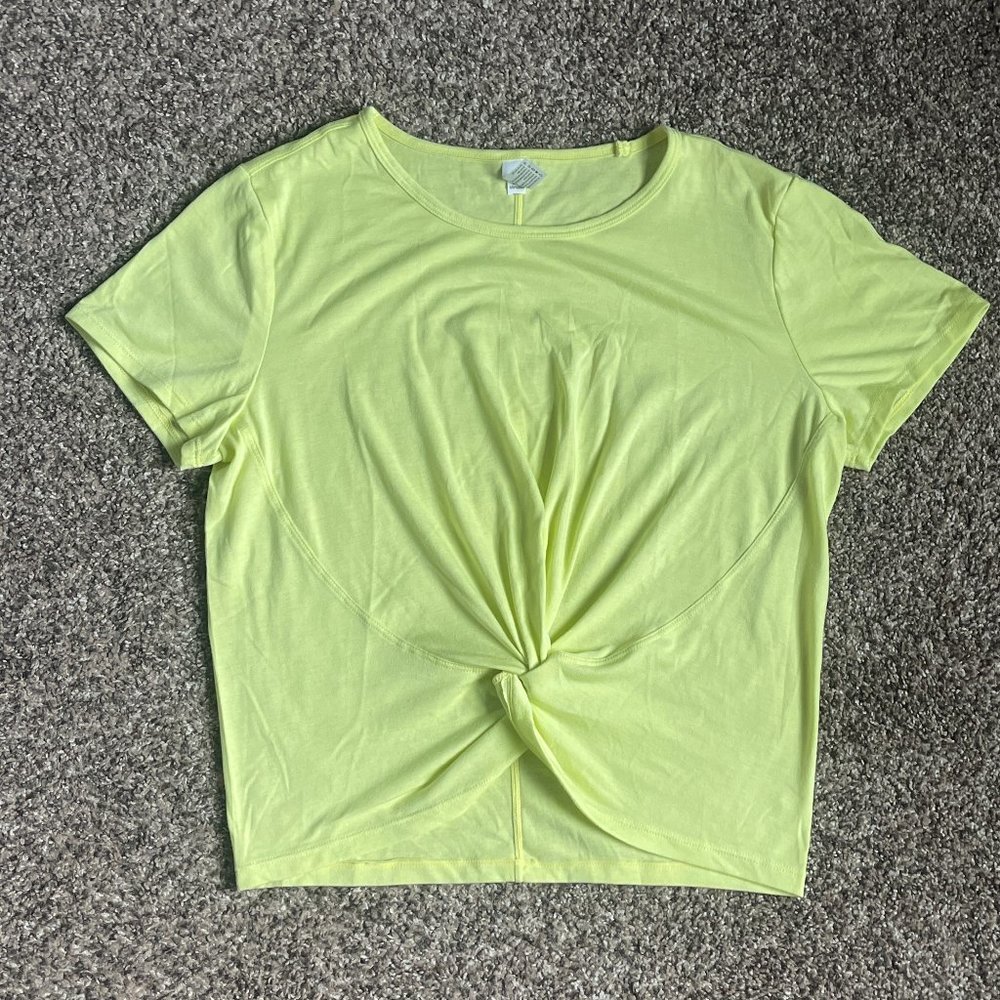 NWOT Yogalicious Cropped Twist Front Short Sleeve Active Workout Top, Size Med